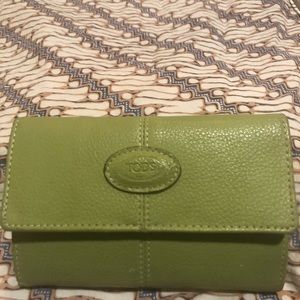 Faux Tod’s green wallet